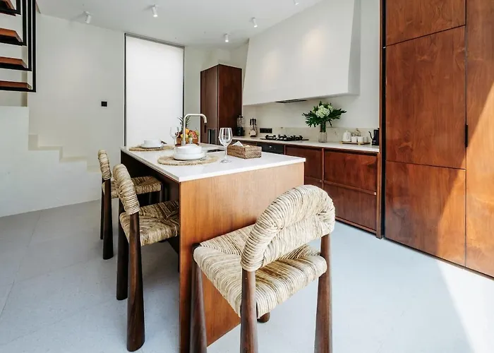 Stylish Tropical Escape With Pool & Garden Vakantiehuis *