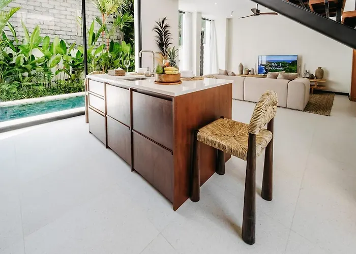 Vakantiehuis Stylish Tropical Escape With Pool & Garden *