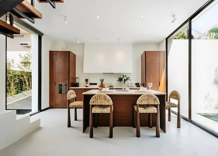 Stylish Tropical Escape With Pool & Garden