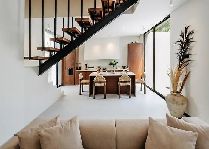 Stylish Tropical Escape With Pool & Garden *