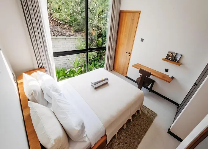 Vakantiehuis Stylish Tropical Escape With Pool & Garden *