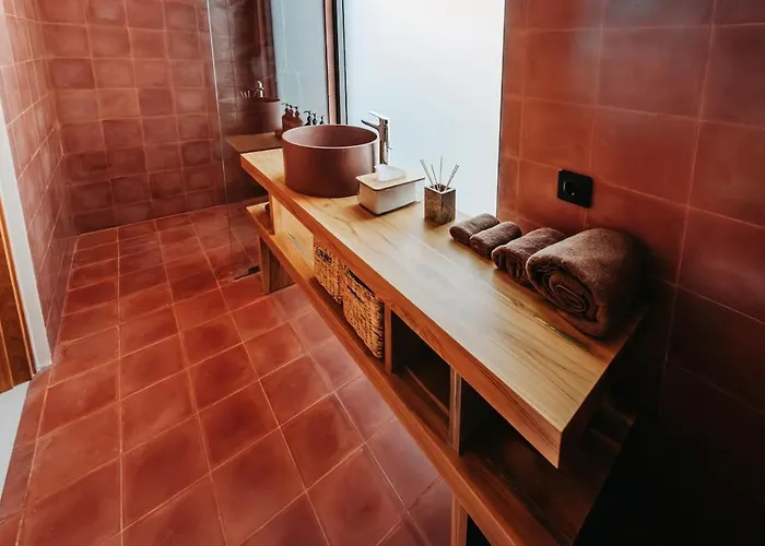 Stylish Tropical Escape With Pool & Garden Vakantiehuis